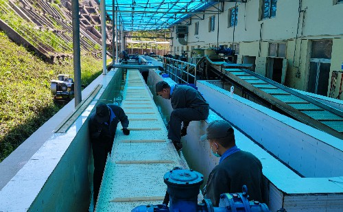 龍巖分公�?鐘強�?機修車間黨員突擊隊排除乳化一車間冷卻水池鏈板故障隱患點現場~1.jpg