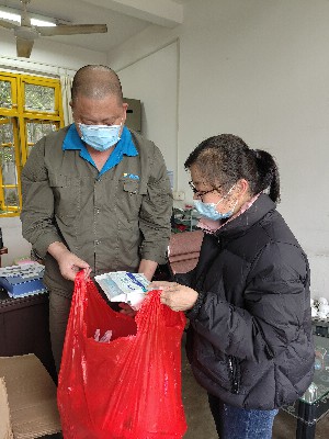海科永春 孫巧�?用心做好“娘家人�?海峽科化永春分公司工會關愛“再行動�? (2)~1.jpg