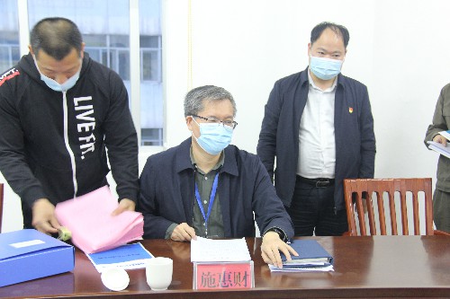 （采用）胡廷淦：圖為施惠財在檢查內業資�?~1.jpg