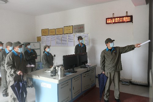 龍巖分公�?廖文�?深入生產區進行隱患排查~1.jpg