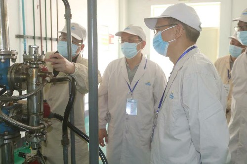 g龍巖分公�?郭芳�?海峽科化公司黨委副書記、總經理顏建議到龍巖分公司開�?月份安全生產暨雨季“三防”檢�?~1.jpg