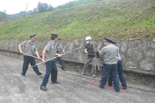 海科永春 陳玉�?海峽科化永春分公司組織開展反恐�?防盜�?應急預案聯合演�?(2)~1.jpg