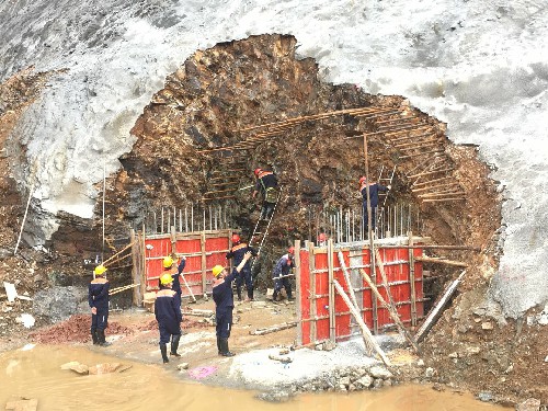 （建議采用）富興建設+劉睿+紫金山金銅礦低品位銅礦石運輸巷道爆破現場~1.jpg