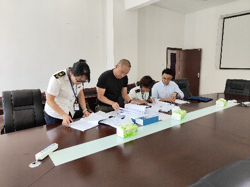 （建議采用）龍巖分公�?戚永�?新羅區衛生監督所蒞臨龍巖分公司檢查職業衛生管理情況~1.jpg