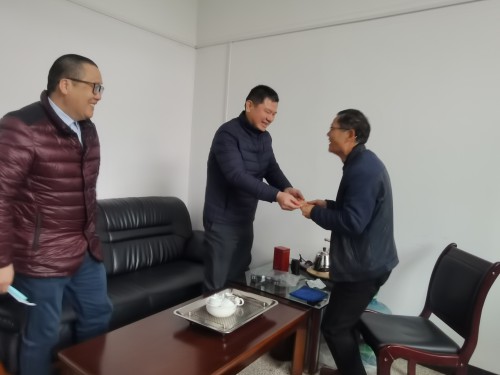 格式工廠民化建設(shè) 徐澍�?海峽科化公司黨委委員、董事、副總經(jīng)理祁忠清到民化建設(shè)公司春節(jié)送溫�?.jpg
