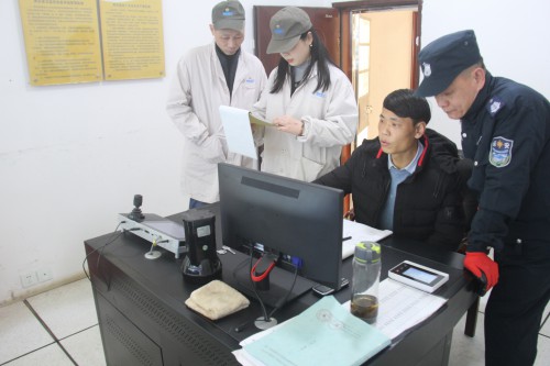格式工廠福安胡廷淦：圖為檢查組一行查看現�?(1).jpg