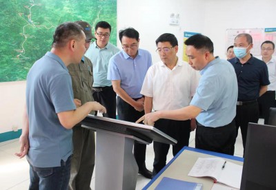 格式工廠省機(jī)電控股公司黨委副書記、總經(jīng)理董飛龍，黨委委員、副總經(jīng)理吳大文一行到海峽科化永安分公�?.jpg
